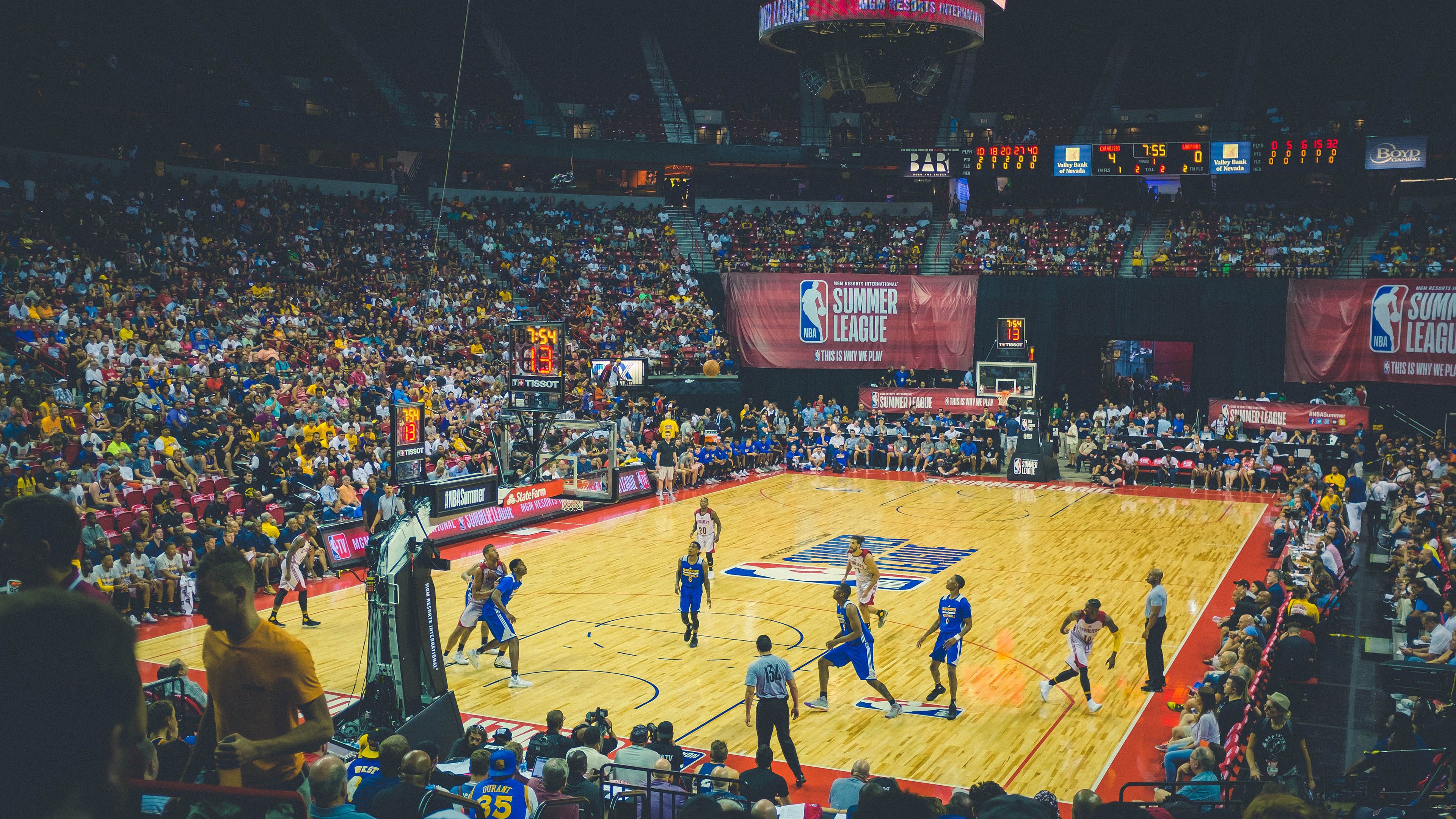 库里遭遇十五持续失利,巴塞罗那教练压力巨大!热度持续攀升